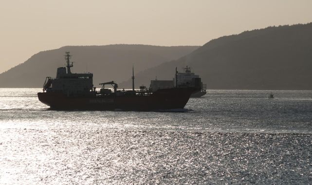 Çanakkale Boğazı'nda transit geçişler, fırtına nedeniyle bazı gemiler için kapatıldı