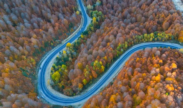 Domaniç Dağları'na uzanan 'kıvrımlı yollar'da eşsiz sonbahar manzarası