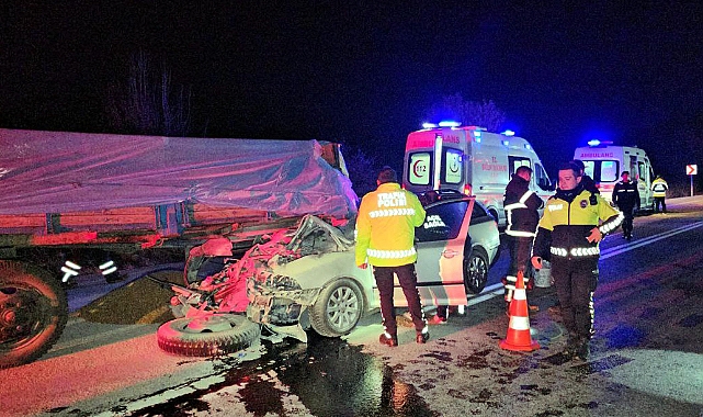 Bulgar plakalı otomobil traktöre çarptı; koca öldü, eşi yaralandı