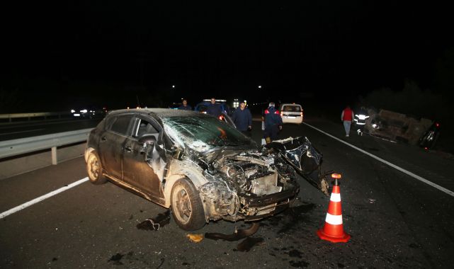 Edirne&#039;de düğünden dönenlerin taşındığı kamyonete otomobil çarptı: 6 yaralı