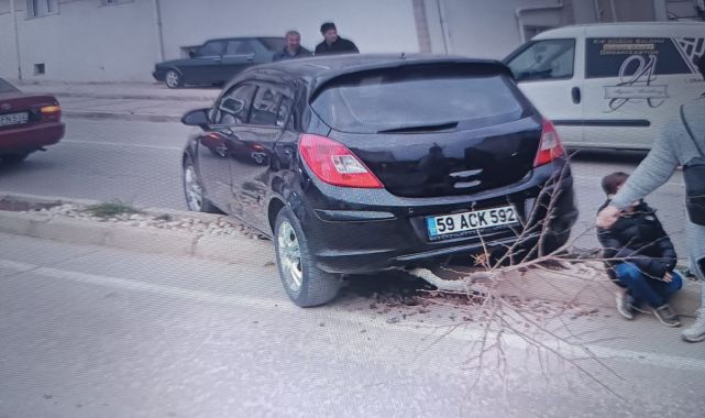 El freni çekilmeyen otomobil, araca ve ağaca çarptı; sürücü yaralandı