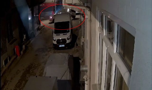 Hafif ticari araçla otomobilin çarpıştığı kaza kamerada