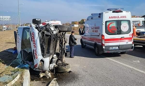 Hasta taşıyan ambulansla otomobil çarpıştı: 3'ü sağlık çalışanı, 7 yaralı