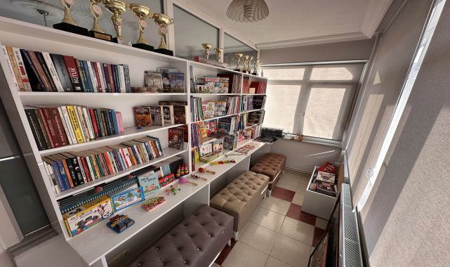 Muhtarlığın bir odasını öğrencilere ayıran muhtar, eğitimlerine katkı sağlıyor