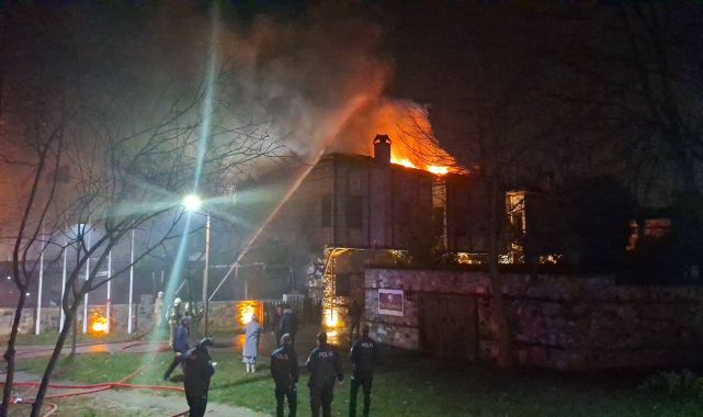 Bursa'da 2 katlı otelin çatısında çıkan yangın söndürüldü