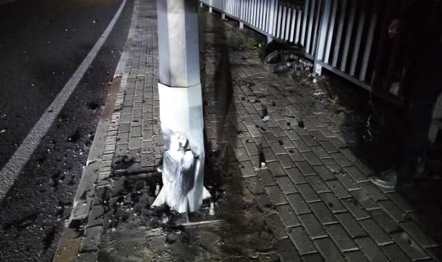 Bursa'da, aydınlatma direğine çarpan motosikletli ağır yaralandı