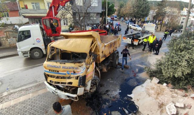 Bursa'da freni boşalan hafriyat kamyonu önce 2 araca, sonra da evin duvarına çarptı; 2 yaralı