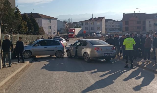 Bursa'da otomobiller kafa kafaya çarpıştı: 4 yaralı