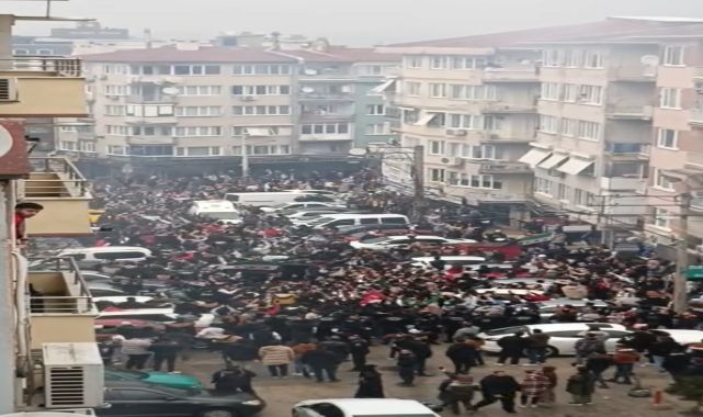 Bursa'da Suriyelilerden Atatürk posterleriyle kutlama
