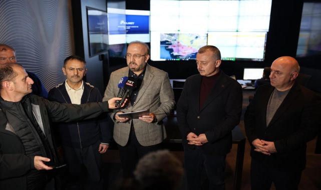 Doğal gaz kaynaklı patlamanın yaşandığı binadaki hasar, gün ağarınca ortaya çıktı