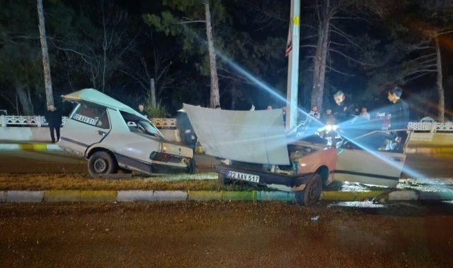 Otomobil aydınlatma direğine çarpıp ikiye bölündü, 2 ağır yaralı