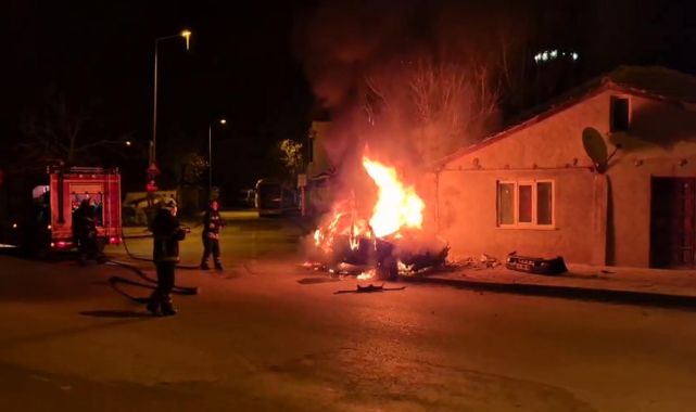 Evin duvarına çarpan otomobil alev aldı:  4 ölü