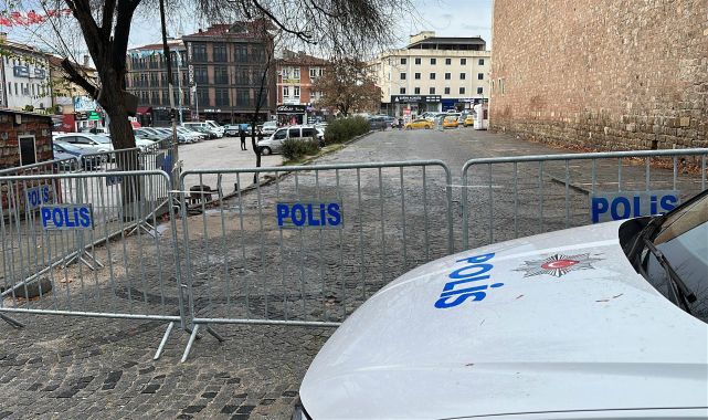 Edirne'de 'gayrimeşru' otoparklar kapatılarak, etraflarına polis barikatı çekildi