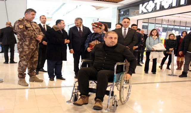 Edirne'de vatandaşlar, bedensel engellilerin yaşadığı zorlukları deneyimledi