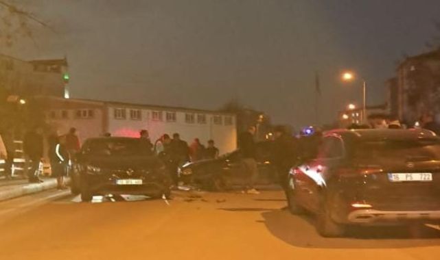 İnegöl&#039;de 2 otomobil çarpıştı: 4 yaralı