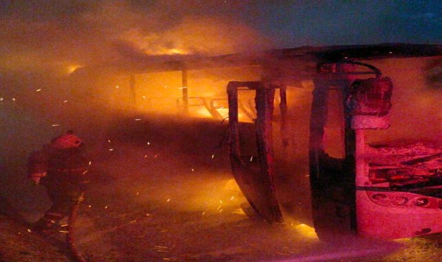 Kocaeli&#039;de fabrika işçilerinin taşındığı servis midibüsü alev alev yandı