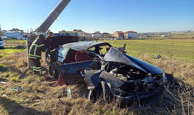 Otomobil Elektrik Direğine Çarptı, 2 Yaralı