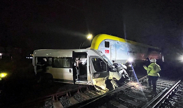 Tren Servis Minibüsüne Çarptı! 1'i Ağır 4 Yaralı