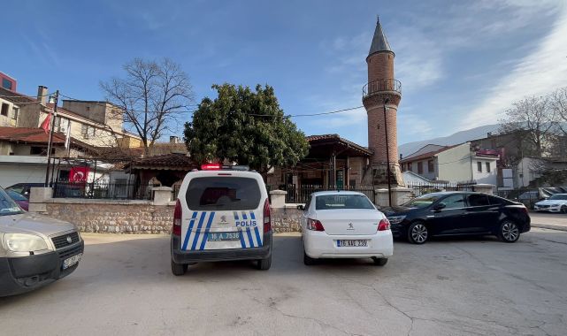 574 yıllık caminin ses sisteminde kullanılan amfiyi çaldı