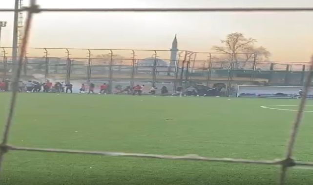 Amatör küme maçında taraftarlar rakip takımın futbolcularını darbetti; o anlar kamerada