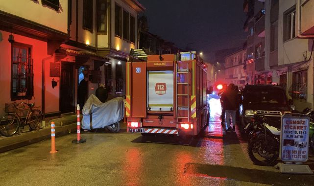 Bursa&#039;da metruk bina yıkıldı; park halindeki otomobil zarar gördü