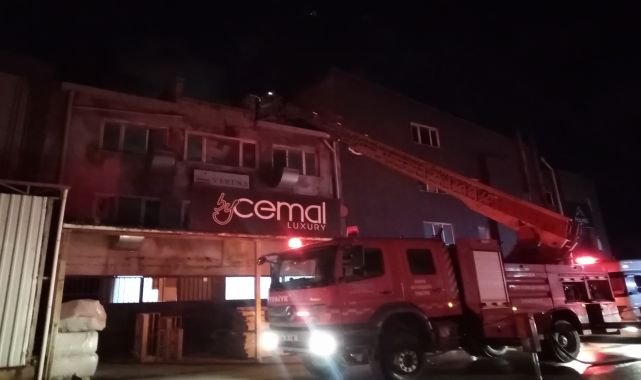 Bursa'da, mobilya imalathanesinin çatı katındaki yangın söndürüldü