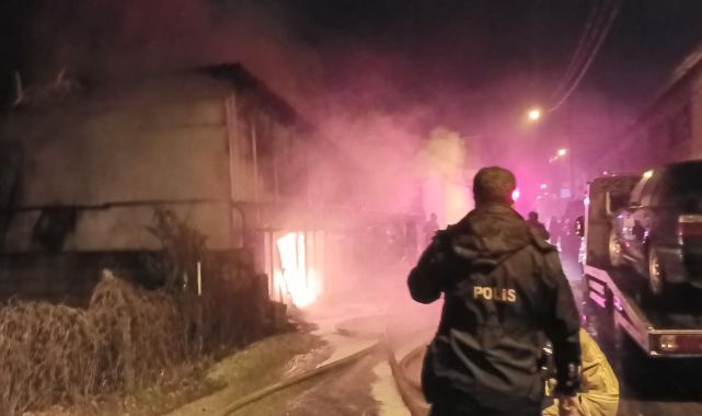 Bursa'da oto galerisinin park alanındaki yangında 13 araç hasar gördü