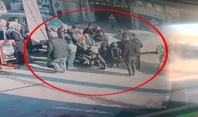 Çarptığı otomobille devrilen motosikletinin arasında sıkıştı