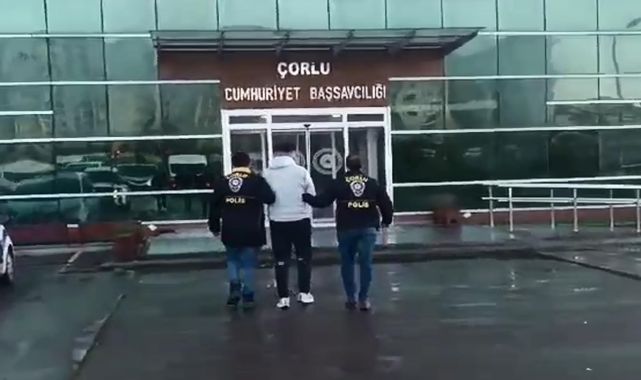 Çorlu'da Kavgada 2 Kişiyi Bıçakladı, Kaçmak İçin Bindiği Takside Arkadaşını Vurdu