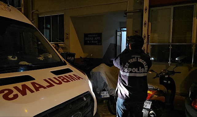 Evinin banyosunda göğsünden bıçaklanmış halde ölü bulundu