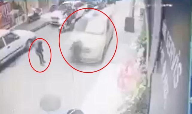 Arkadaşıyla kar topu oynayan çocuğa taksi çarptı; kaza kamerada