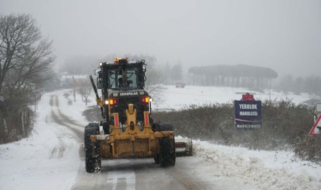 Balıkesir'de 13 ilçede karlı kaplı 150 mahalle ve grup yolu açıldı