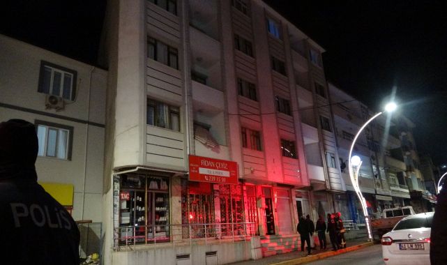 Banyoda bir anda dökülen fayanslar panik yarattı; 5 katlı bina tahliye edildi