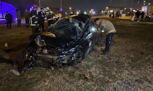 Bursa&#039;da 2 otomobil çarpıştı; 2 yaralı