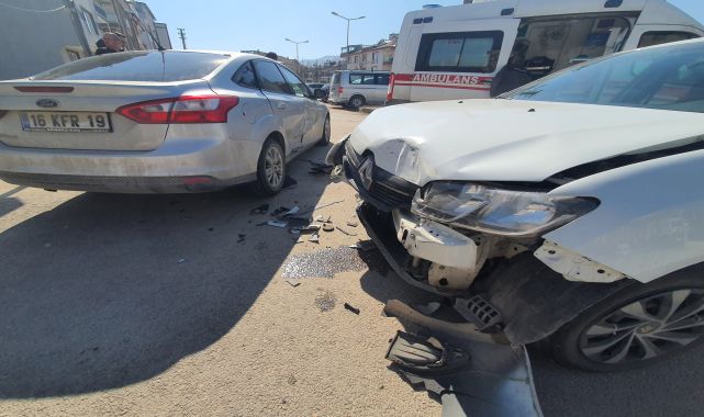 Bursa'da iki otomobil çarpıştı; 2 yaralı