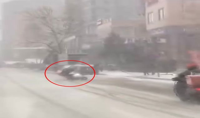 Bursa'da motokuryelerin karlı yolda yaşadığı zor anlar kamerada