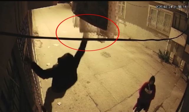 Bursa'da perde ve battaniye hırsızlığı kamerada
