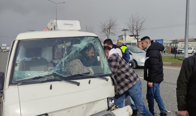 Bursa’da  yola düşen meyve selesine çarpmak istemeyen minibüs kazaya neden oldu: 1 yaralı