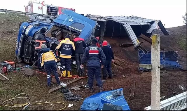Devrilen kum yüklü TIR’ın şoförü ağır yaralandı