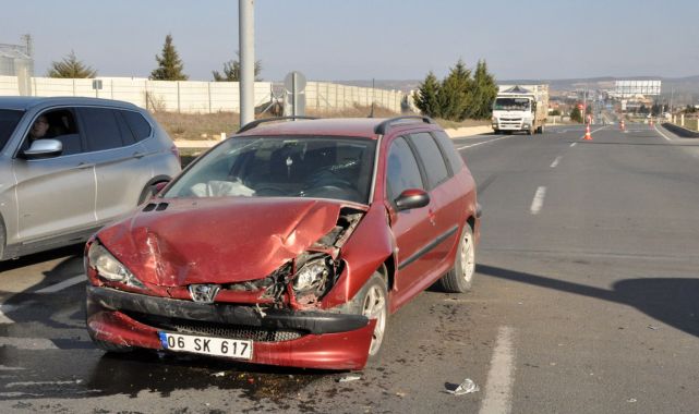Otomobiller çarpıştı! 3 yaralı