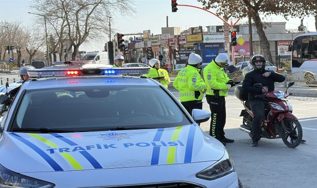 Kasksız trafiğe çıkan 25 motosiklet sürücüsüne 32 bin lira ceza