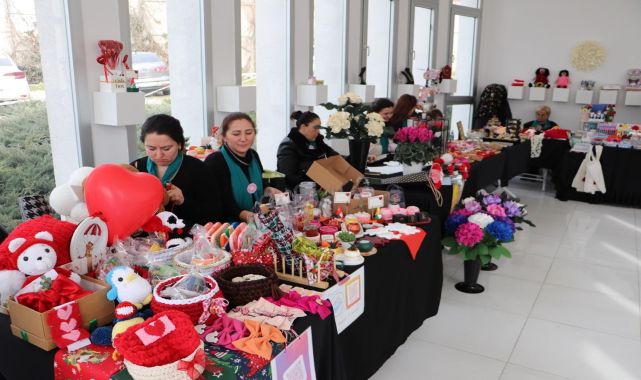 El emeği ürünlerini satan kadınlar,  ev ekonomilerine katkıda bulunuyor