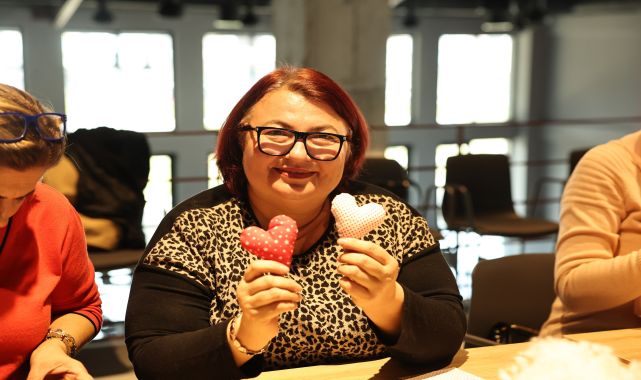 Eski ve atık kumaşlarla Sevgililer Günü&#039;ne özel kapı süsleri tasarladılar