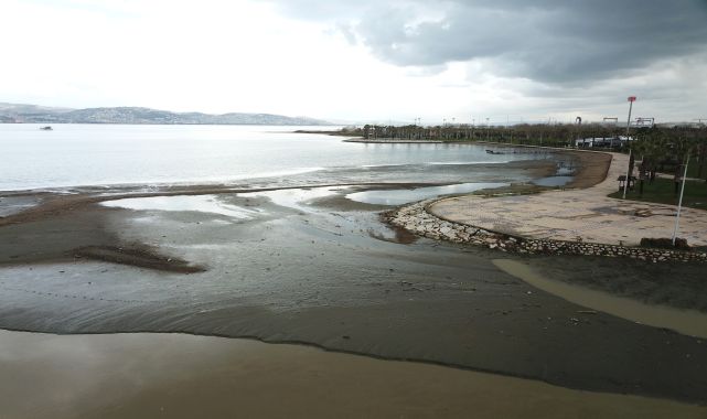 Gölcük&#039;te deniz kıyısı çamurla kaplandı