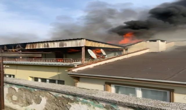 İnegöl’de 3 katlı binanın çatı katında yangın