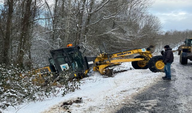 Kar küreyen iş makinesi yoldan çıktı