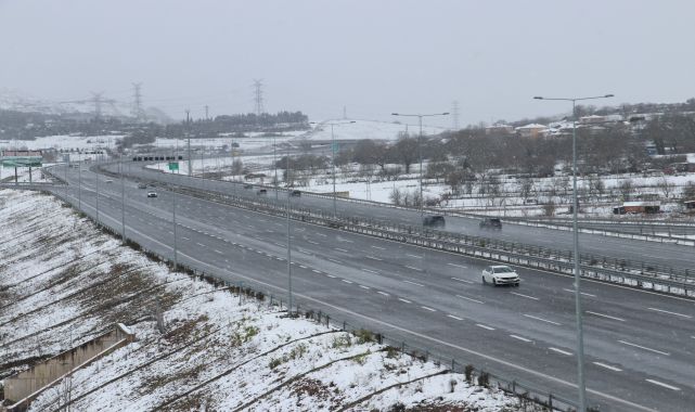 Kocaeli'de kar yağışı, ulaşımda aksamalara neden oldu