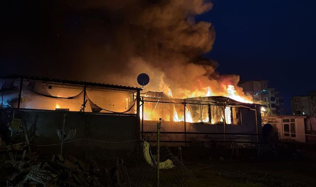 Tekirdağ'da prefabrik ev yandı