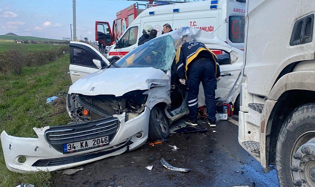 Kavşaktan dönüş yapan otomobile TIR çarptı! 1 Ölü 2 yaralı
