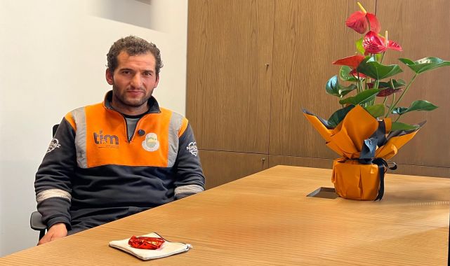 Temizlik görevlisi, yerde bulduğu 100 bin lira değerindeki altın kesesini Zabıta&#039;ya teslim etti